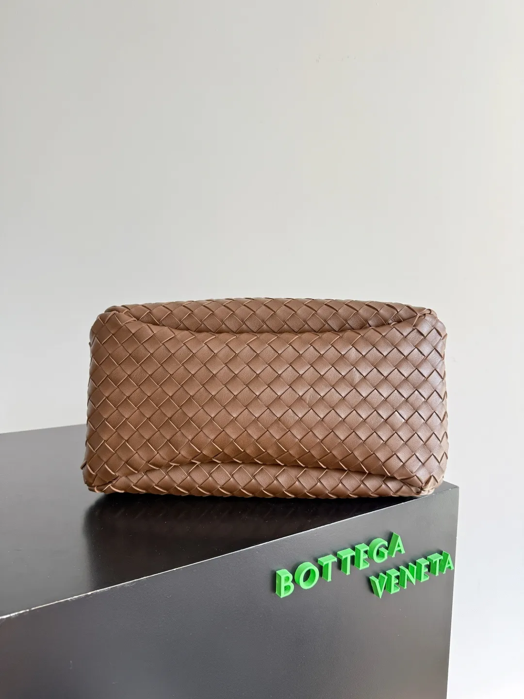 Batch 2760 new products are coming! BOTTEGA VENETA Bottega Veneta's 2025 new Campana shoulder bag is on the market~ First of all, I would like to praise the weight of this bag. As a not too small bag, it is very light for daily use. For people like me who need to carry a lot of belongings when going out, this advantage is great, and it greatly reduces the burden of traveling. 🛍️The shape is a bit like a combination of parachute and jodie. The blunt triangle shape is cute and honest. Carrying it on your back when going shopping is a good mood accelerator. The handles and body of the bag are both classic weaves. A tie is added to the original open design. If it is not tied up, the bag will look like a small vegetable basket when carried. Style number: 844250 Size: 39*24*18.5cm